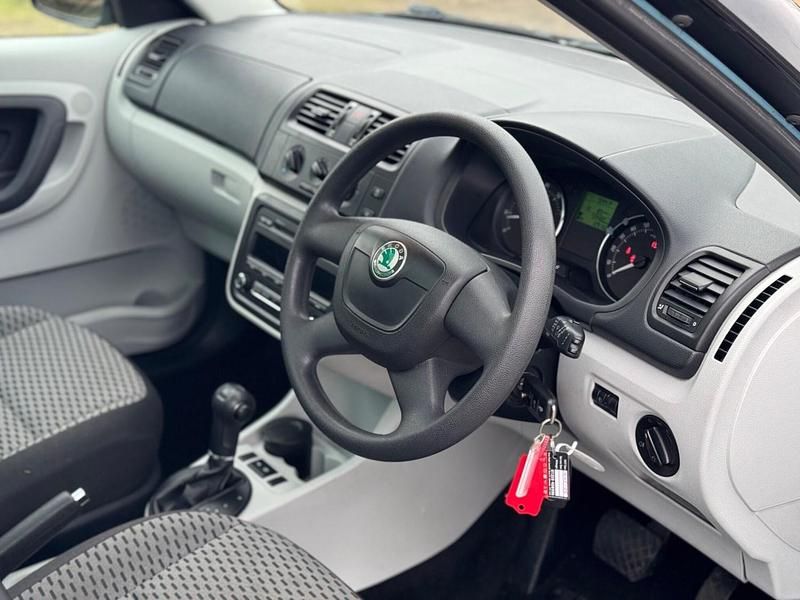 Usado Skoda Roomster SE 105 HP (77 kW) 2011 Azul Monovolume