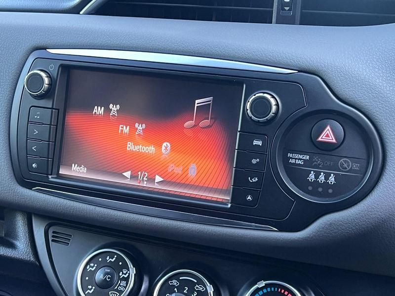 Used Toyota Yaris 99 HP (72 kW) 2015 Blue Hatchback