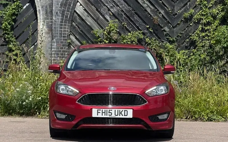 Used Ford Focus Zetec 125 HP (91 kW) 2015 Red Hatchback