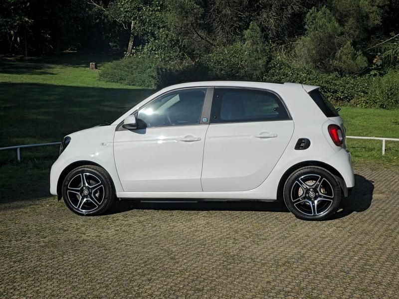 Used Smart ForFour Electric Drive Premium 60 kW (82 HP) 2021 White Hatchback
