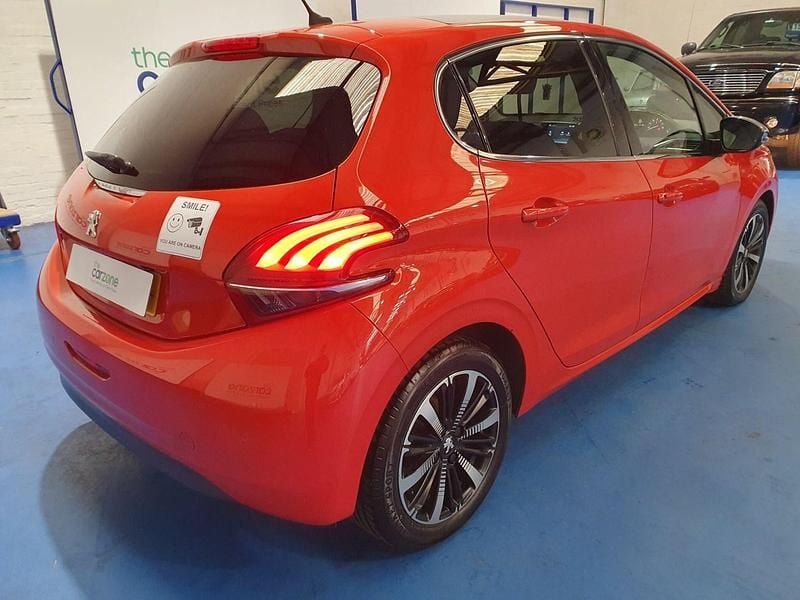 Used Peugeot 208 Allure Premium 82 HP (60 kW) 2018 Orange Hatchback