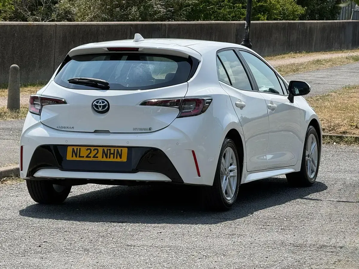 Used Toyota Corolla 122 HP (89 kW) 2022 White Hatchback