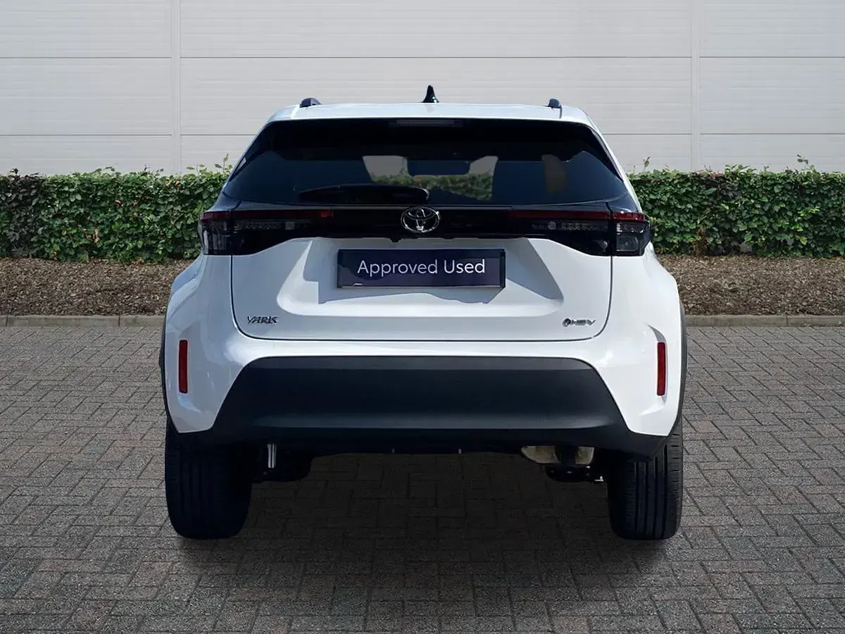 Used Toyota Yaris Hybrid Design 2026 Pure white Estate