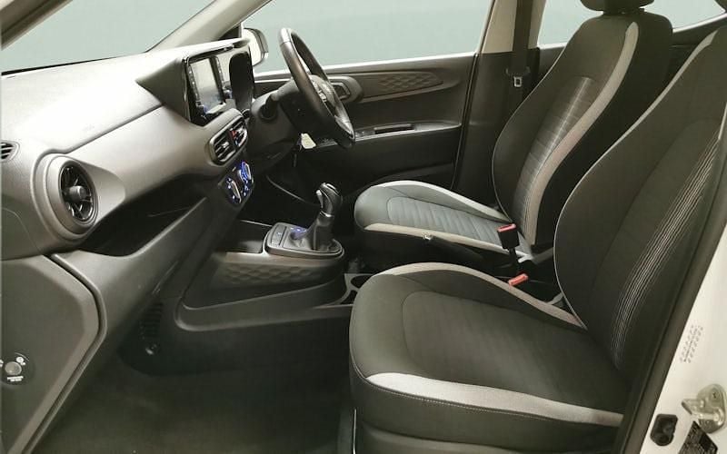 Used Hyundai i10 SE 67 HP (49 kW) 2022 White Hatchback