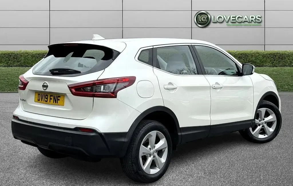 Used Nissan Qashqai Acenta Premium 115 HP (84 kW) 2019 White SUV
