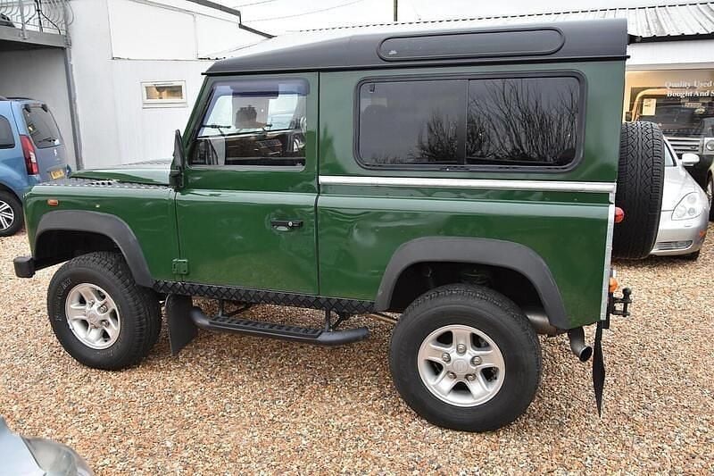 Used Land Rover Defender 120 HP (88 kW) 2009 Green/white Estate