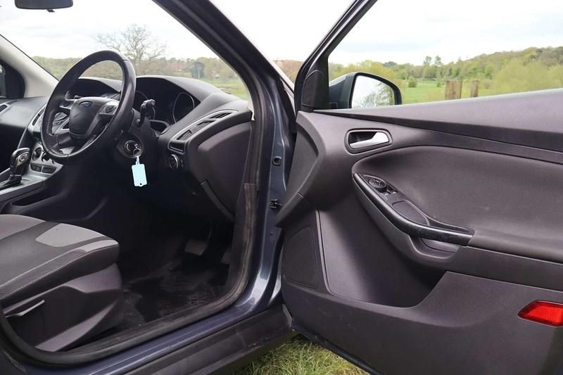 Used Ford Focus Zetec 125 HP (91 kW) 2012 Grey Hatchback