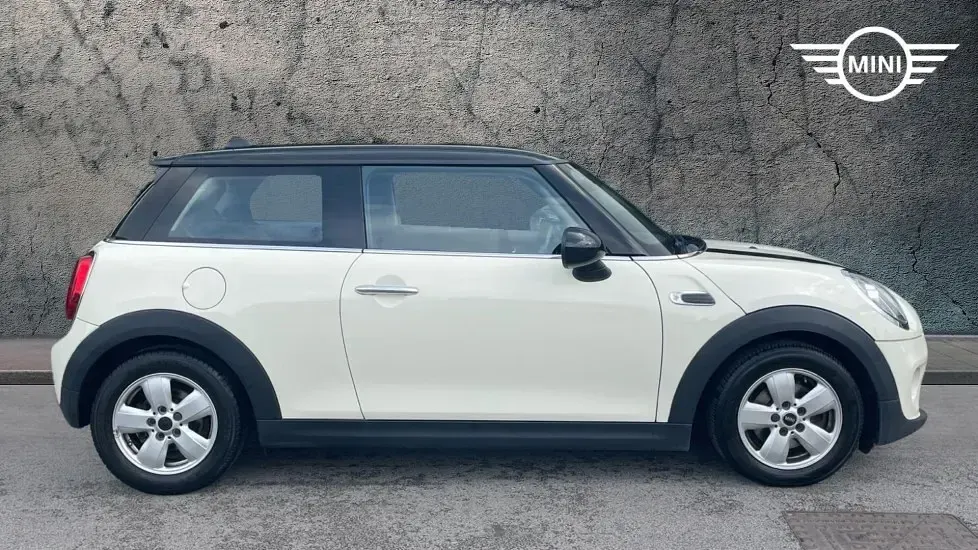 Used Mini Cooper Classic 134 HP (98 kW) 2019 White Hatchback