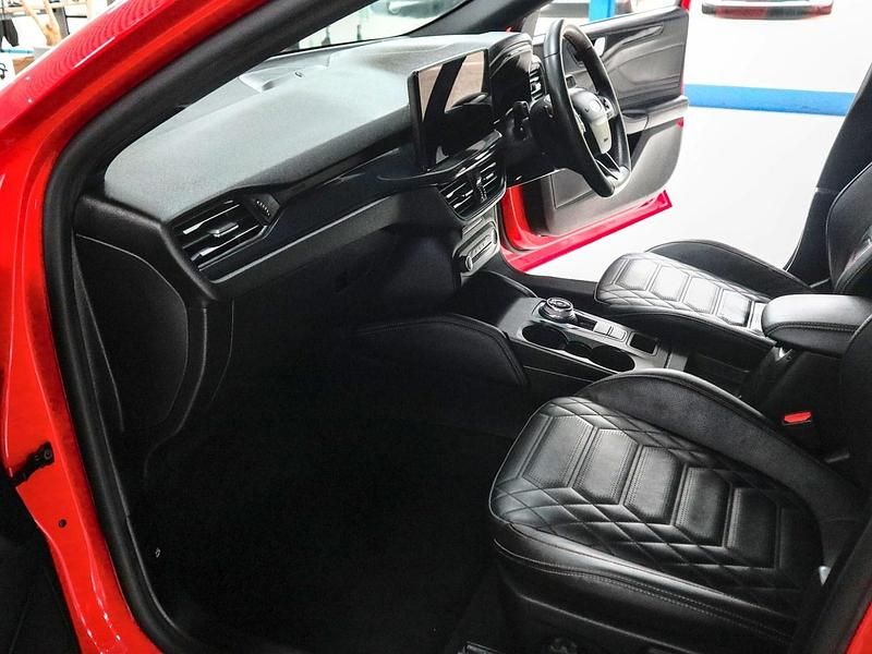 Used Ford Focus ST-Line 2022 Race red Estate