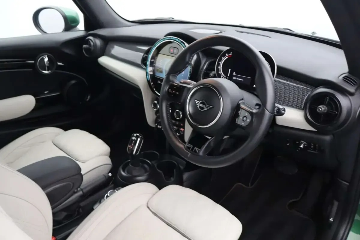 Begagnad Mini Cooper Exclusive 2024 Grön Halvkombi