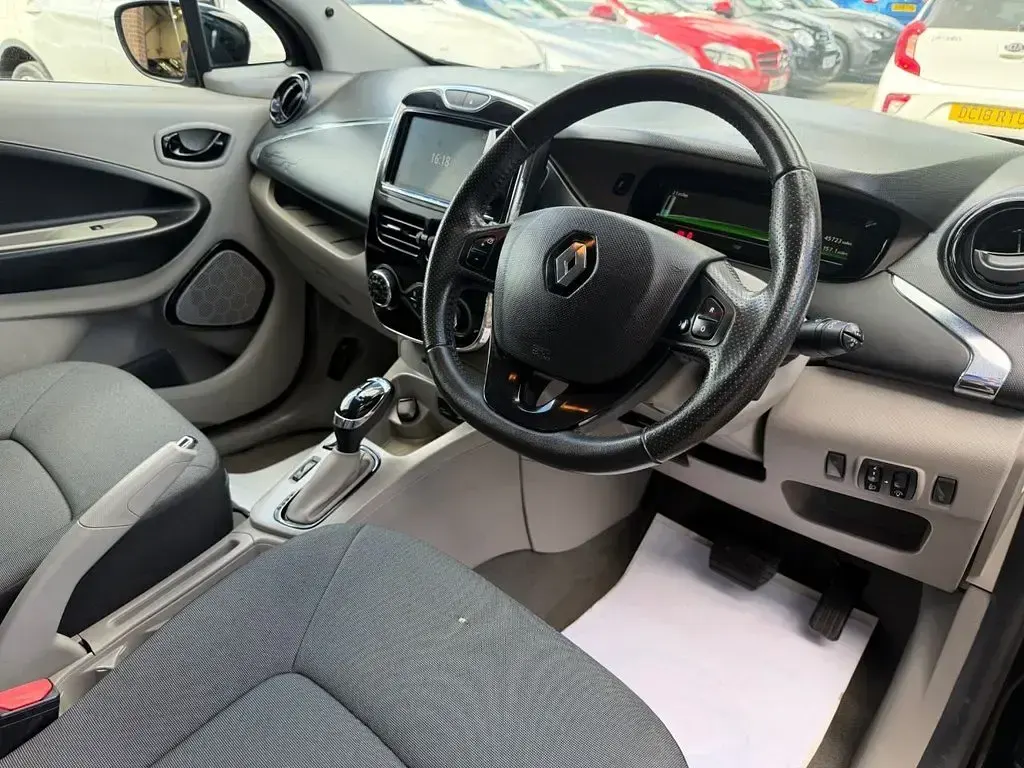 Used Renault Zoe Dynamique 64 kW (88 HP) 2016 Black Hatchback
