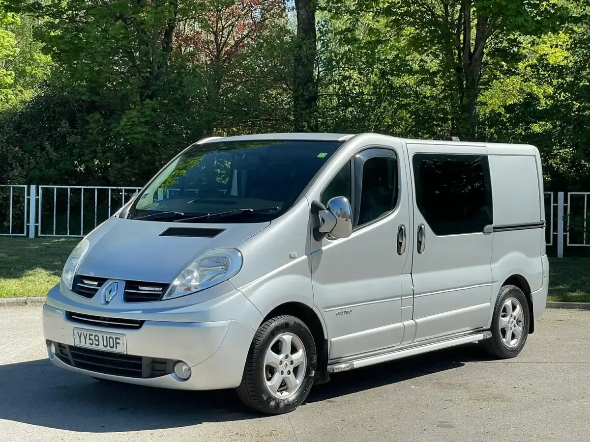 Begagnad Renault Trafic 150 HK (110 kW) 2010 Silver Minibuss