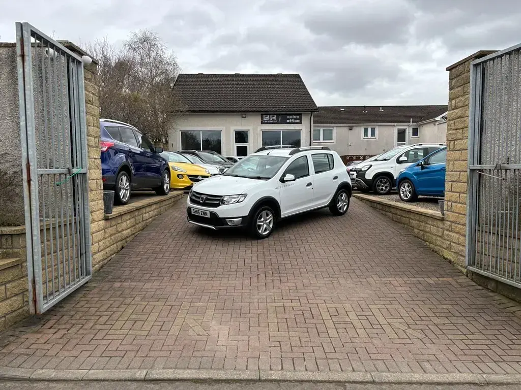 Używany Dacia Sandero Lauréate 89 KM (65 kW) 2015 Biały Hatchback