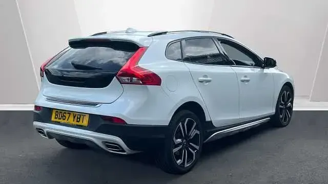 Gebraucht Volvo V40 Pro 148 PS (108 kW) 2018 Weiß Kleinwagen