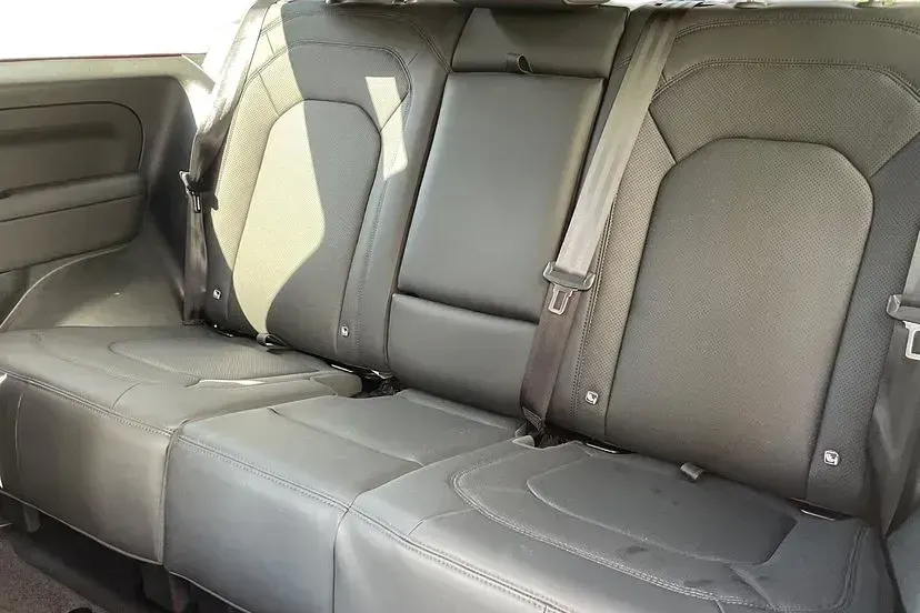 Used Land Rover Defender SE Dynamic 246 HP (180 kW) 2024 Santorini black SUV