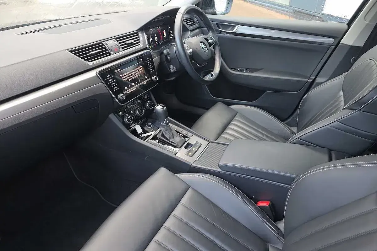 Gebraucht Skoda Superb SE L 147 PS (108 kW) 2023 Schwarz Kombi
