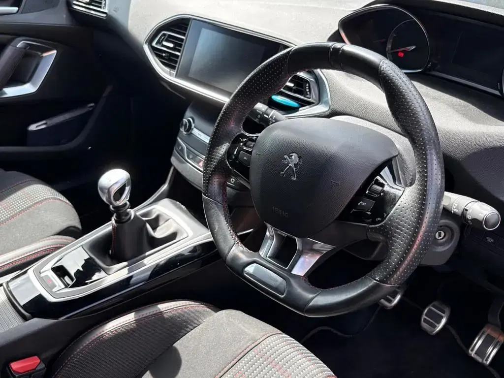Used Peugeot 308 GT-line 2016 White Hatchback