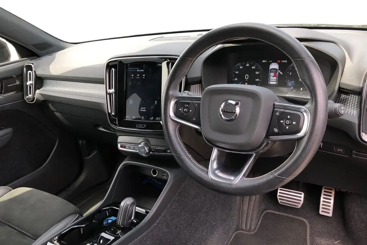 Used Volvo XC40 R-Design 197 HP (144 kW) 2020 Black SUV