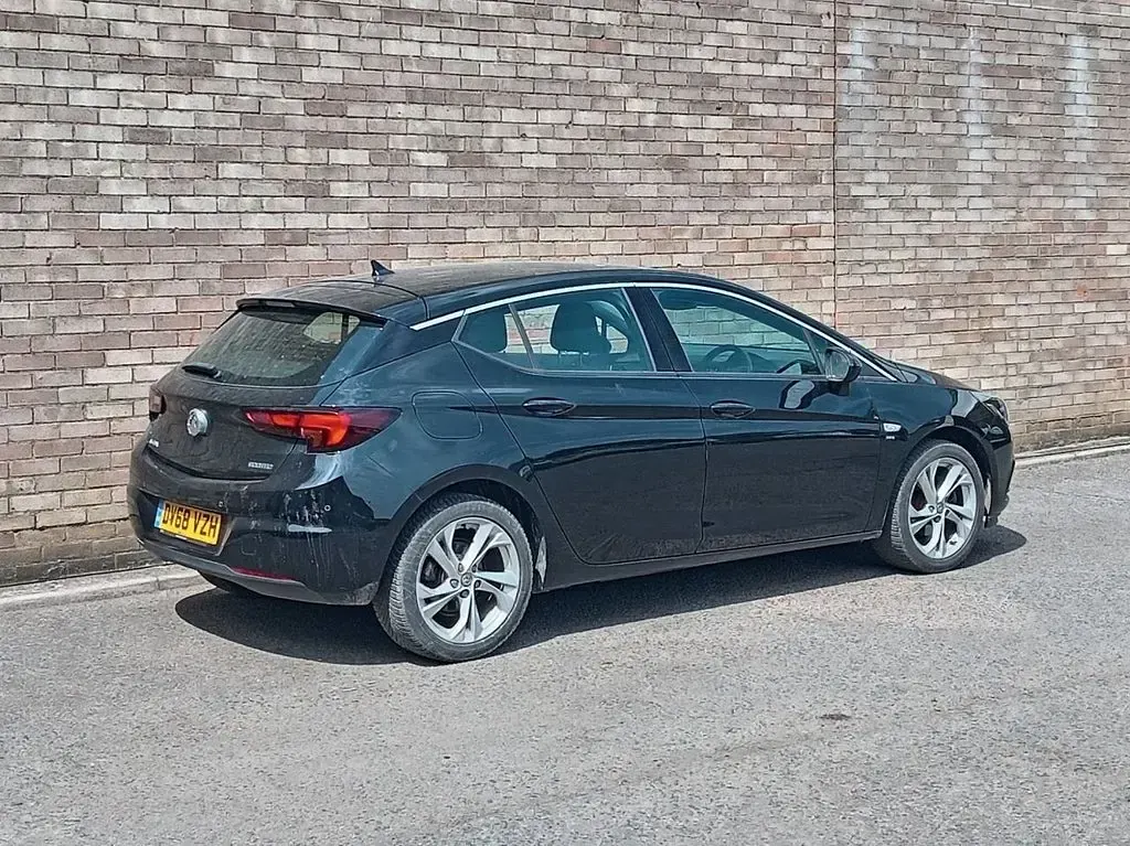 Used Vauxhall Astra SRi 105 HP (77 kW) 2018 Black Hatchback