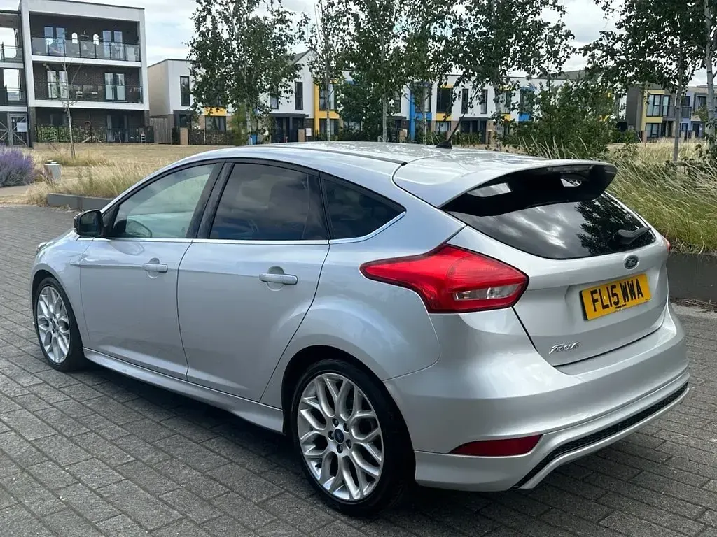 Used Ford Focus Zetec 120 HP (88 kW) 2015 Silver Hatchback