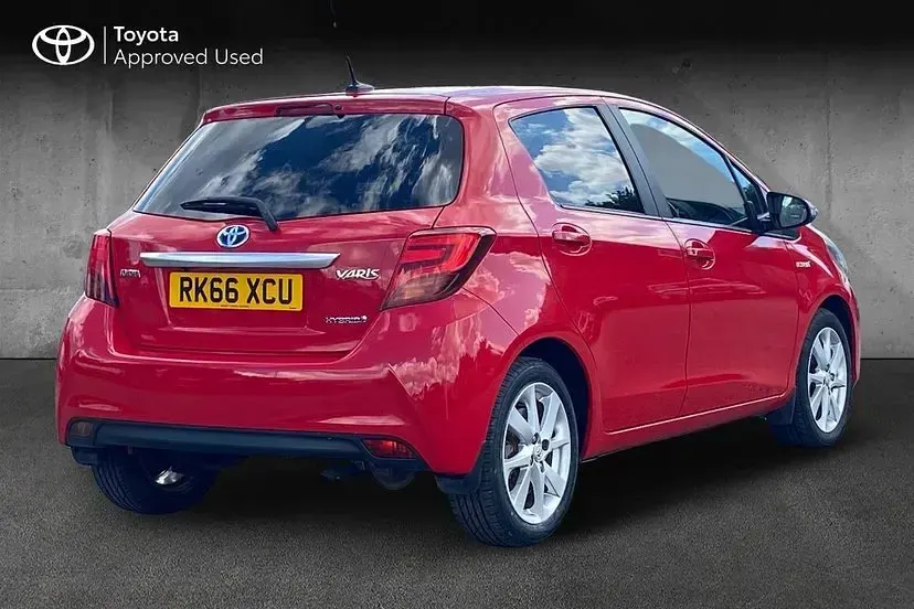 Used Toyota Yaris 101 HP (74 kW) 2016 Red Hatchback