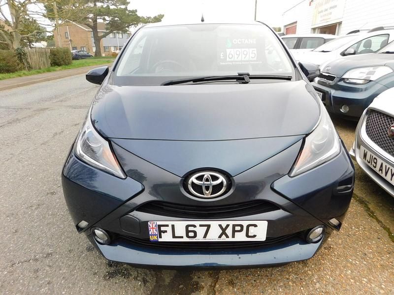 Used Toyota Aygo x-style 69 HP (50 kW) 2017 Blue Hatchback