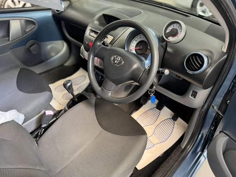 Begagnad Toyota Aygo 67 HK (49 kW) 2009 Blå Halvkombi