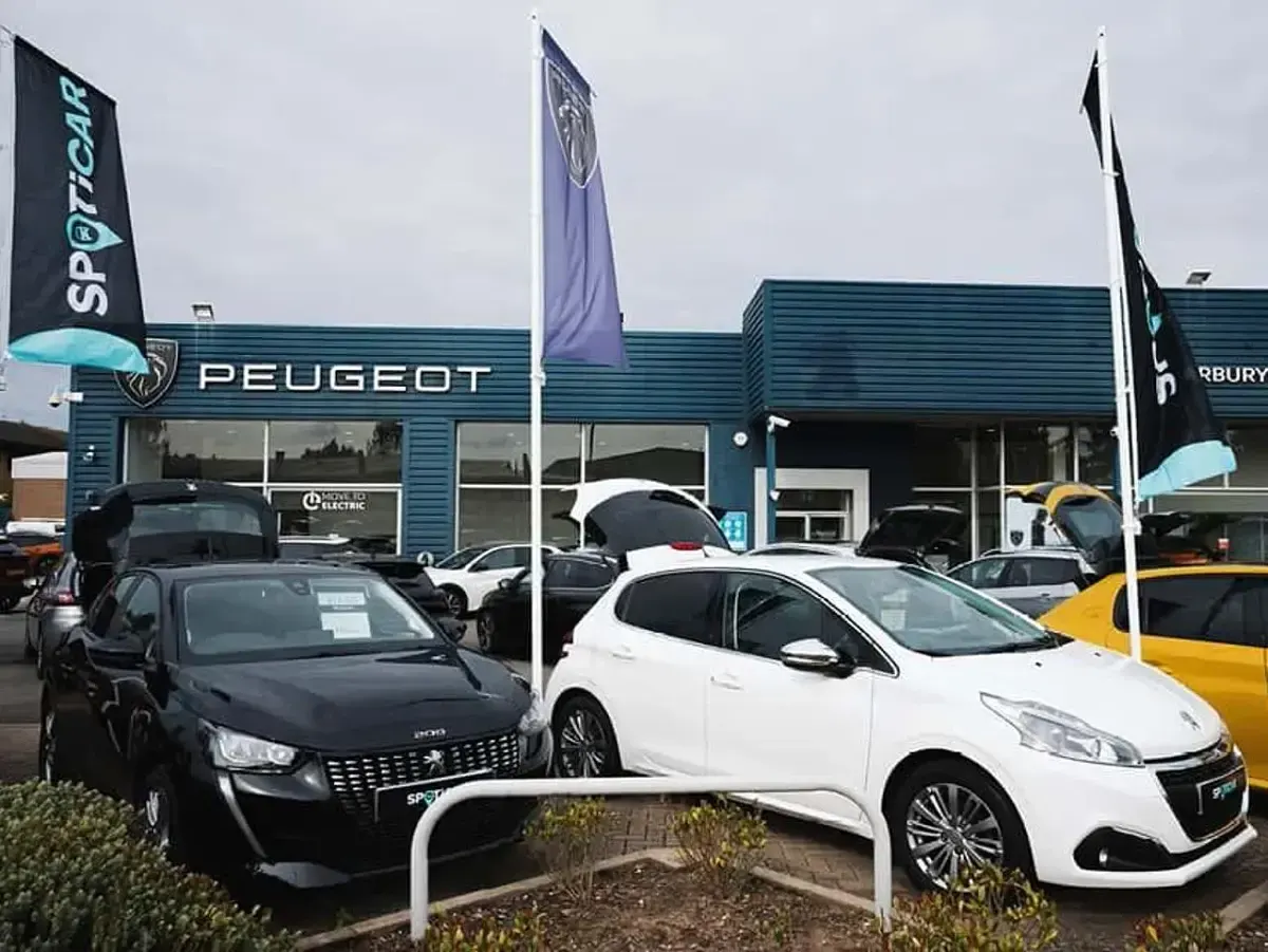Usado Peugeot 5008 Allure 143 HP (105 kW) 2025 Azul SUV