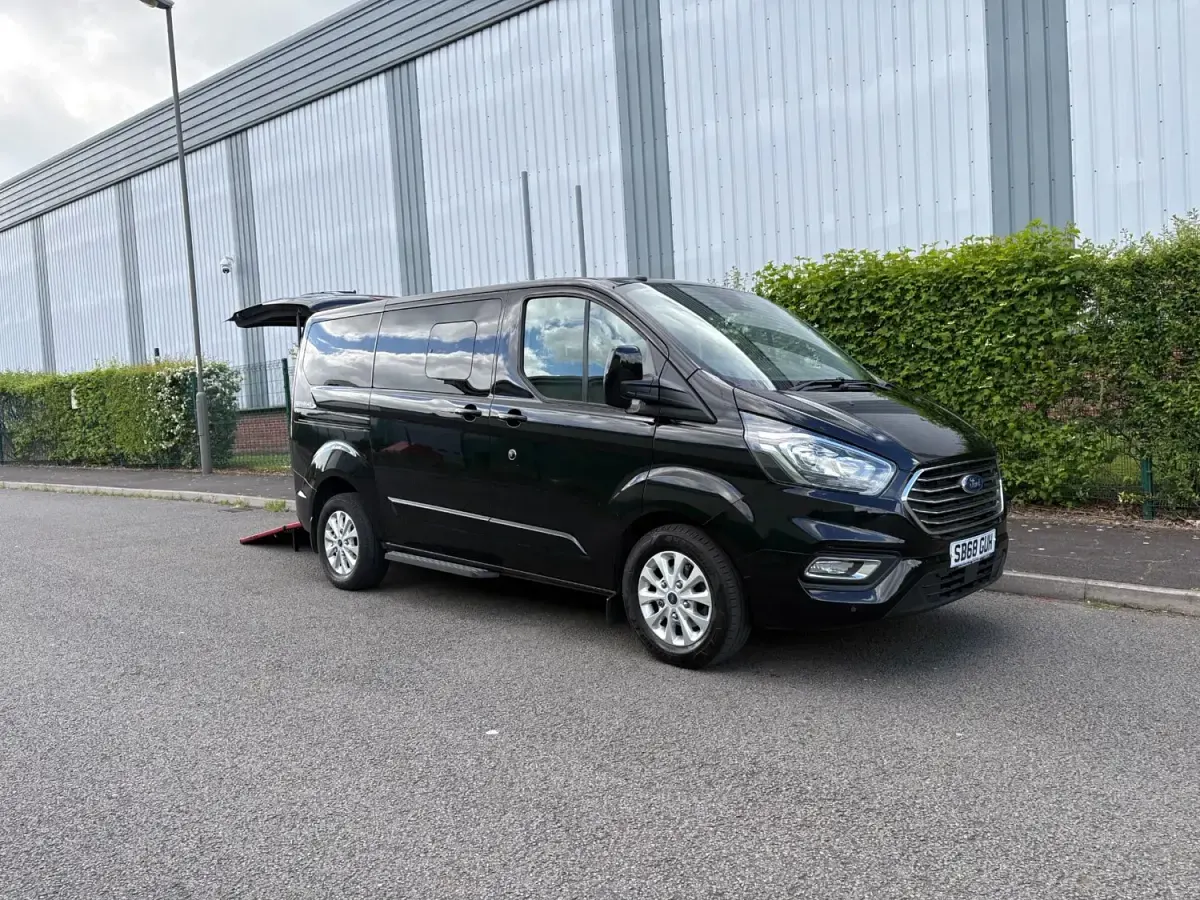 Usado Ford Tourneo Titanium 130 HP (95 kW) 2019 Preto Monovolume
