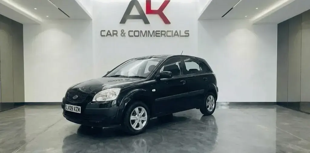 Begagnad Kia Rio 95 HK (69 kW) 2009 Svart Halvkombi