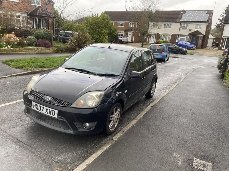 Begagnad Ford Fiesta Ghia 2007 Svart Halvkombi