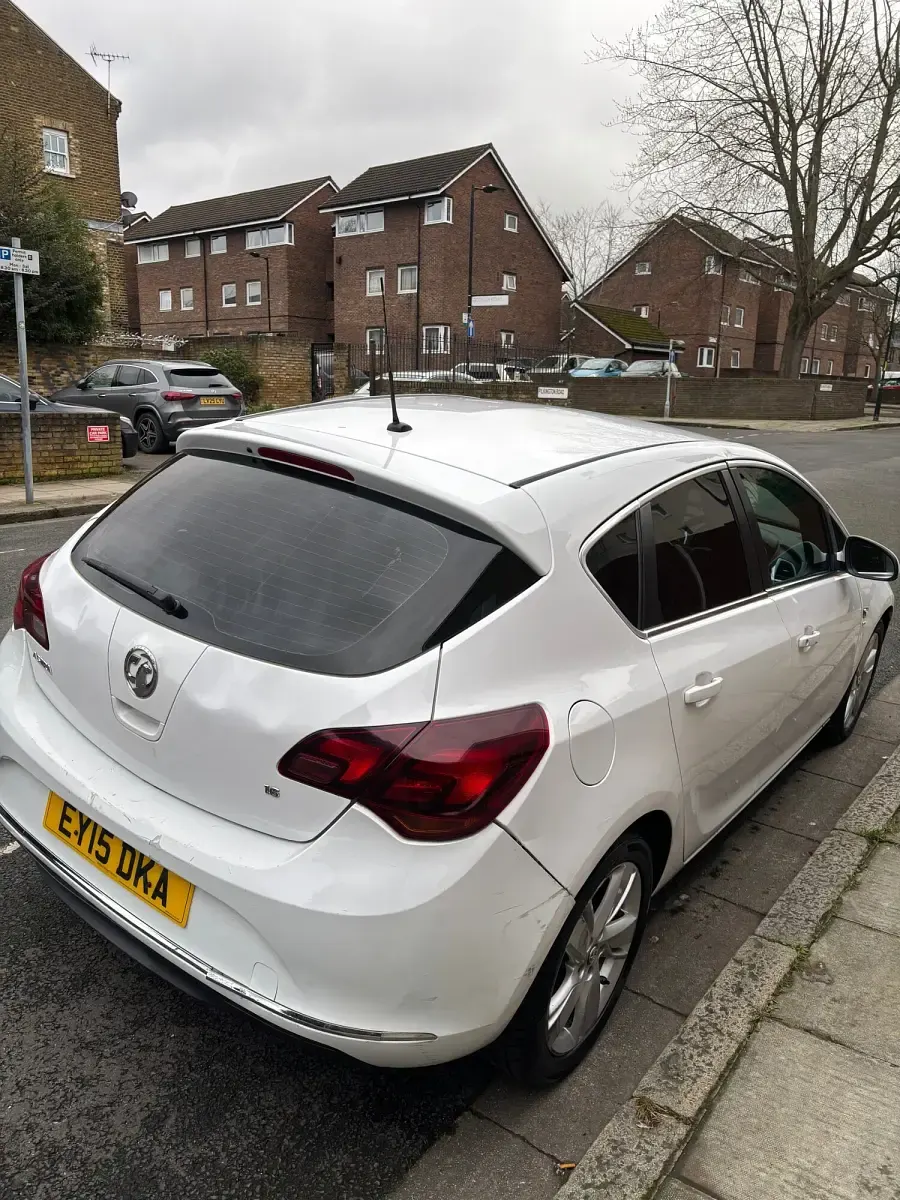 Used Vauxhall Astra SRi 115 HP (84 kW) 2015 White Hatchback
