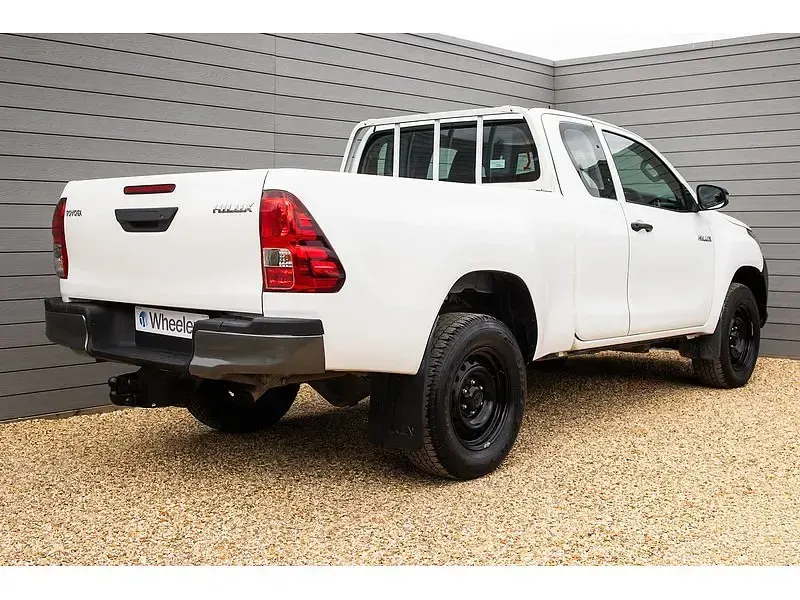 Used Toyota HiLux Active 150 HP (110 kW) 2020 White Pickup