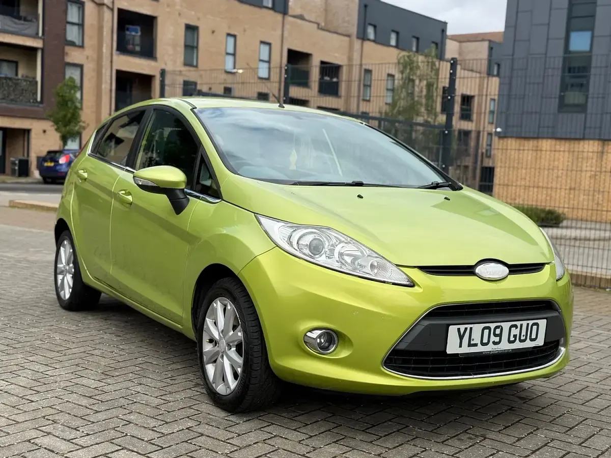 Begagnad Ford Fiesta Zetec 2010 Grön Halvkombi