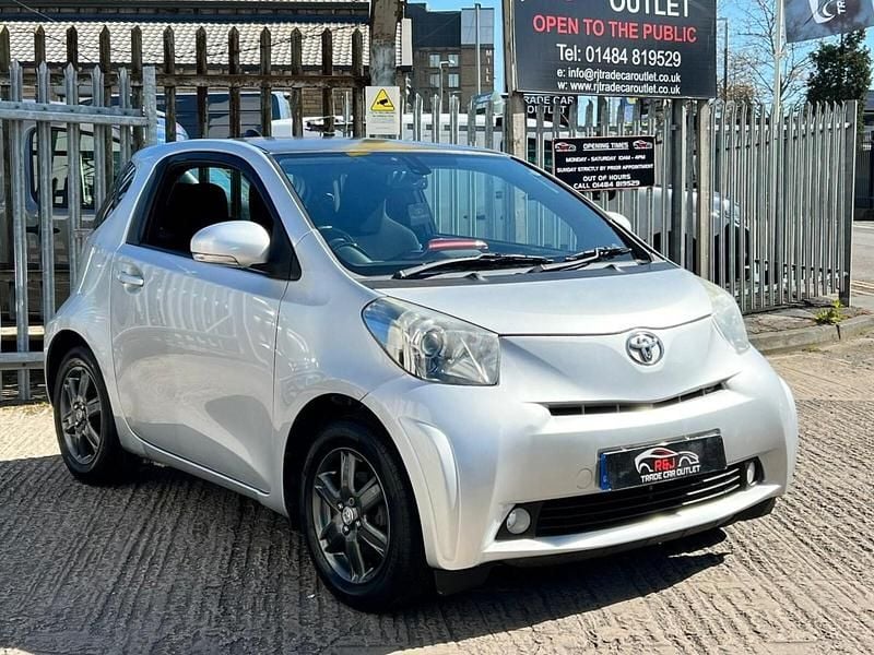 Used Toyota iQ 68 HP (50 kW) 2012 Silver Hatchback
