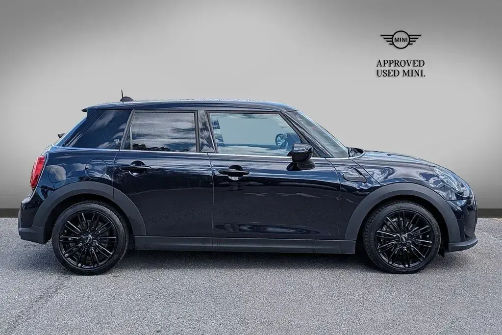 Begagnad Mini Cooper Exclusive 134 HK (98 kW) 2024 Svart Halvkombi