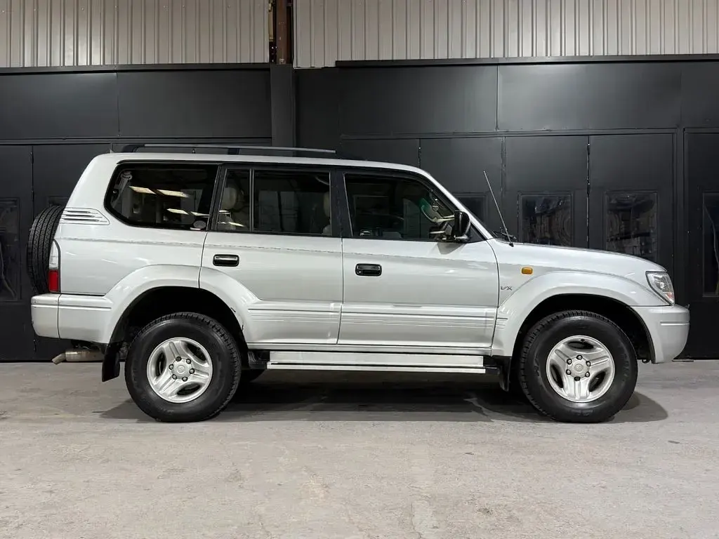 Used Toyota Land Cruiser 176 HP (129 kW) 2001 Silver SUV