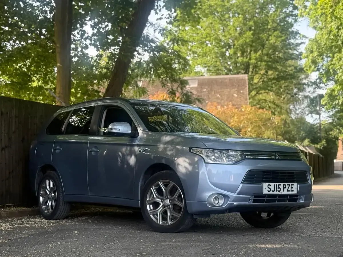 Used Mitsubishi Outlander P-HEV 2015 Blue Estate