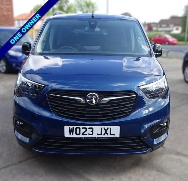 Used Vauxhall Combo Design Edition 101 HP (74 kW) 2023 Blue MPV