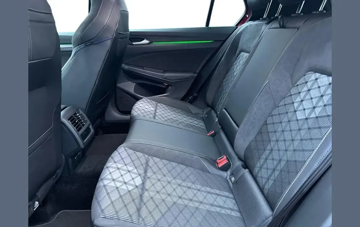 Second-hand VW Golf VIII Black Edition 147 CP (108 kW) 2025 Roșu Hatchback