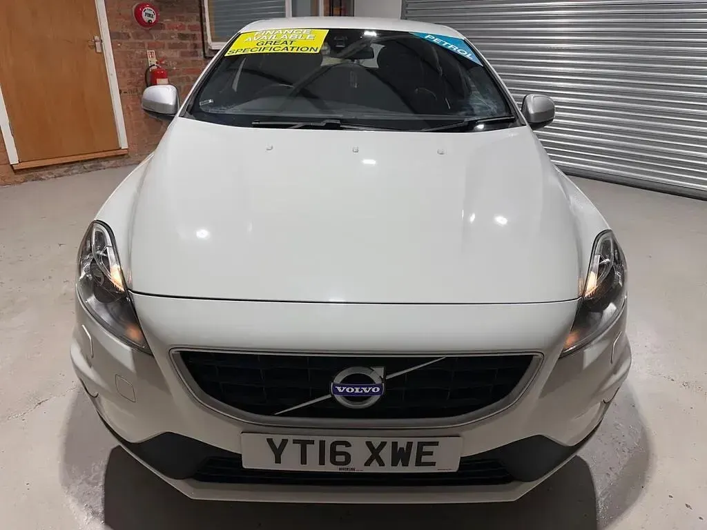 Used Volvo V40 R-Design 122 HP (89 kW) 2016 White Hatchback