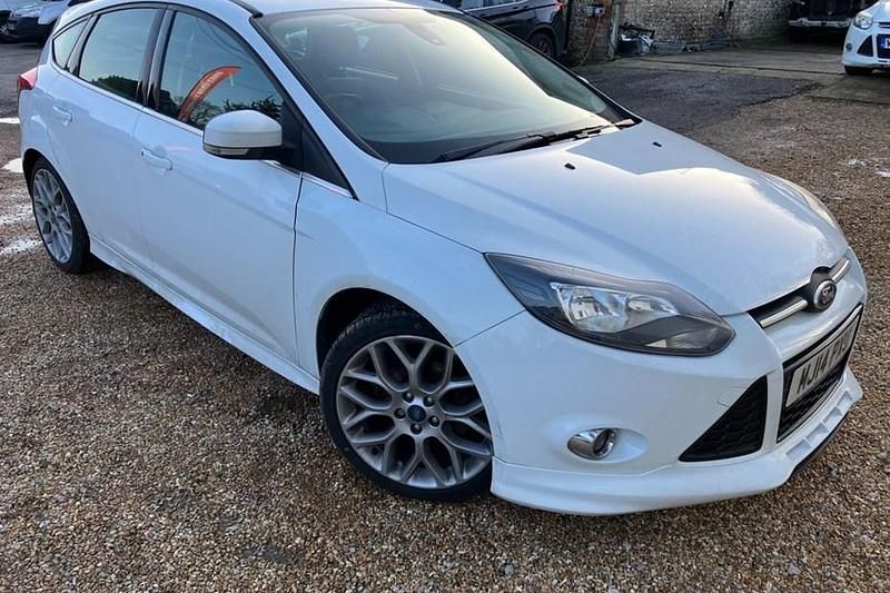 Used Ford Focus Zetec 125 HP (91 kW) 2014 White Hatchback