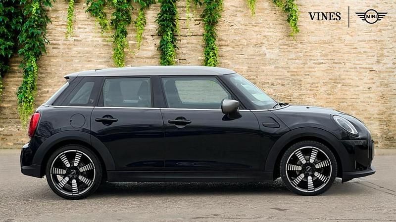 Usado Mini Cooper Exclusive 134 HP (98 kW) 2022 Preto Citadino