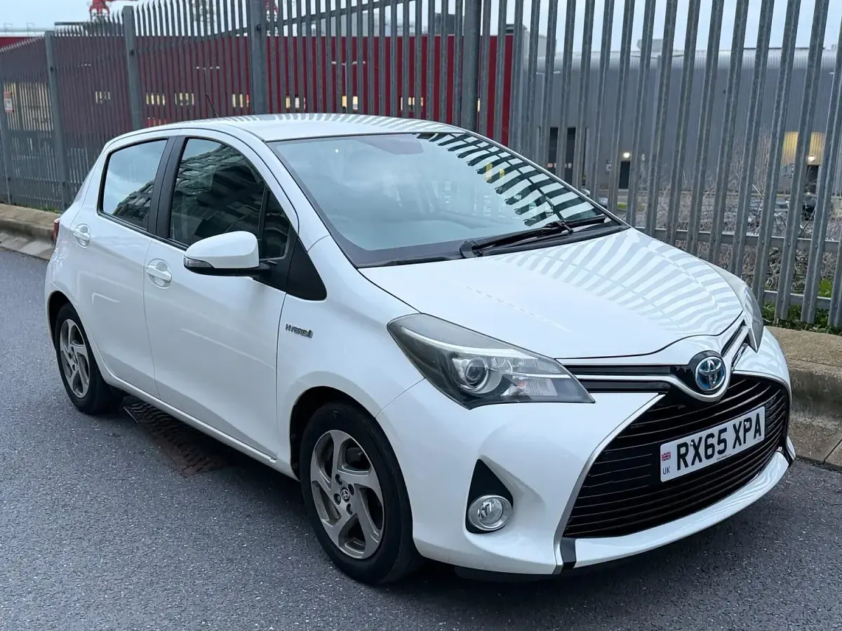 Used Toyota Yaris Hybrid 2015 White Hatchback