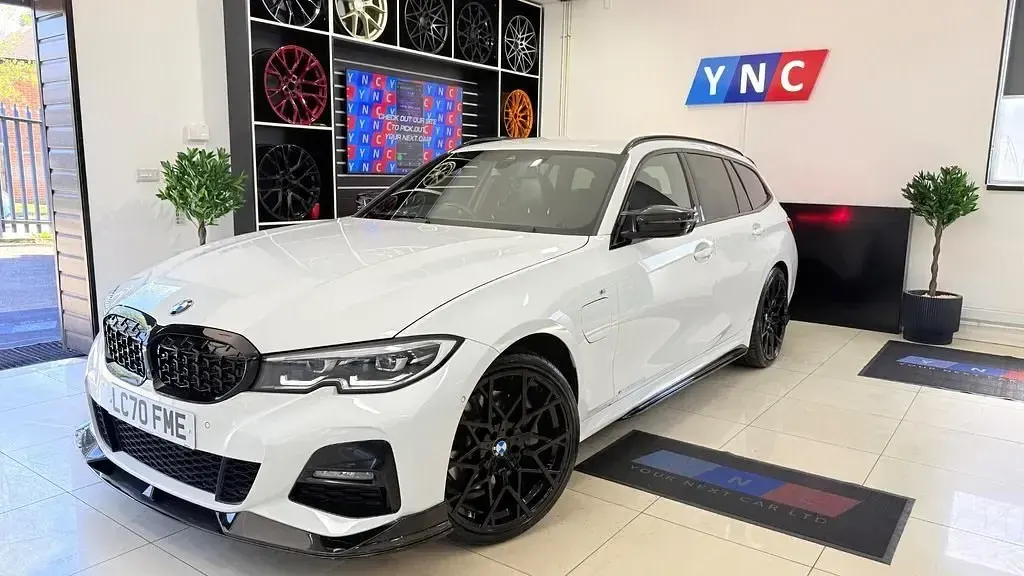 Begagnad BMW 330e M Sport 2020 Vit Kombi
