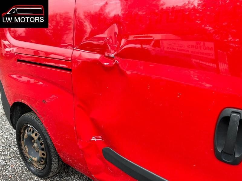 Used Fiat Doblò 95 HP (69 kW) 2015 Red MPV