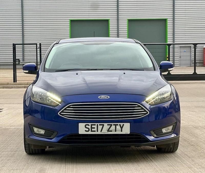 Begagnad Ford Focus Zetec 2017 Blå Halvkombi