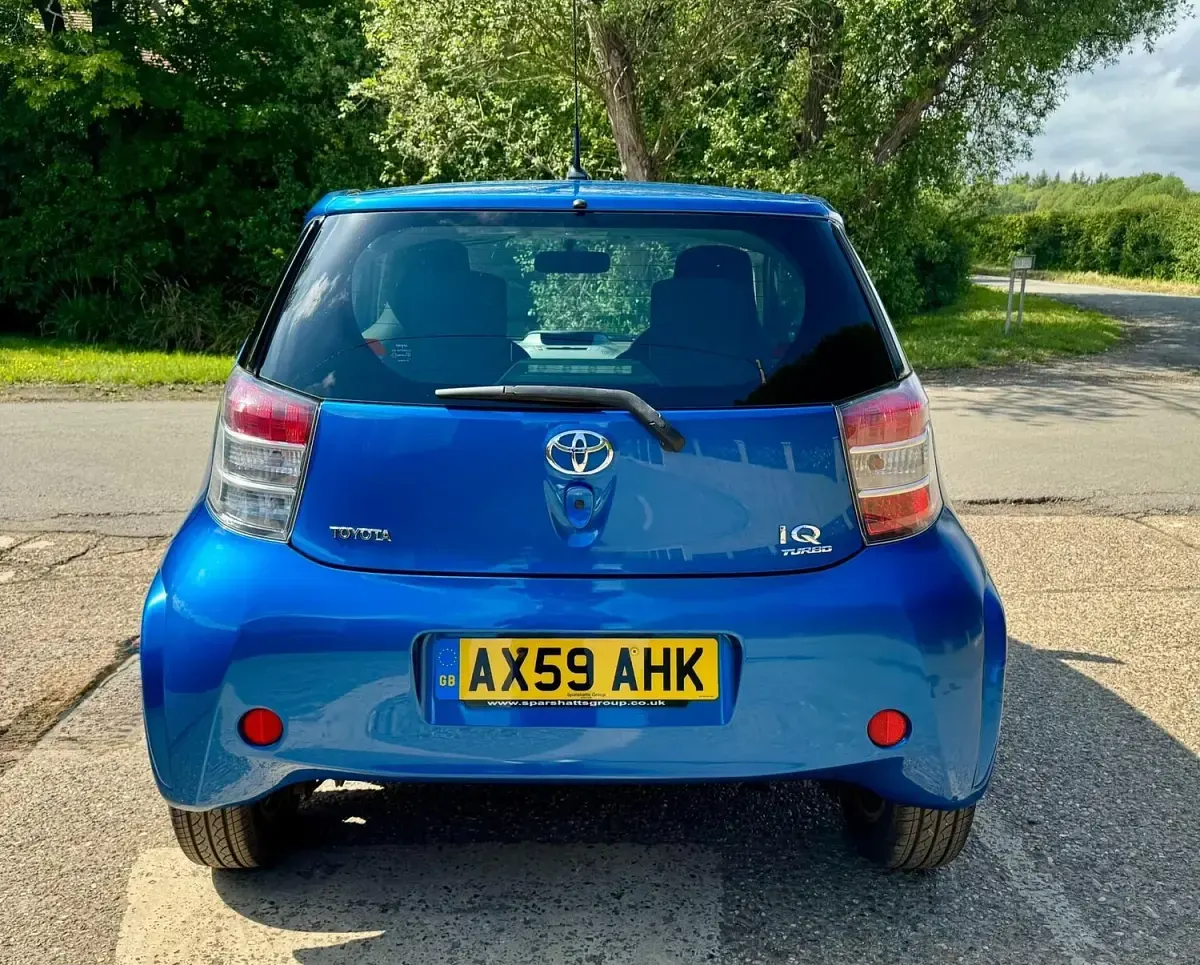 Used Toyota iQ 68 HP (50 kW) 2010 Blue Hatchback