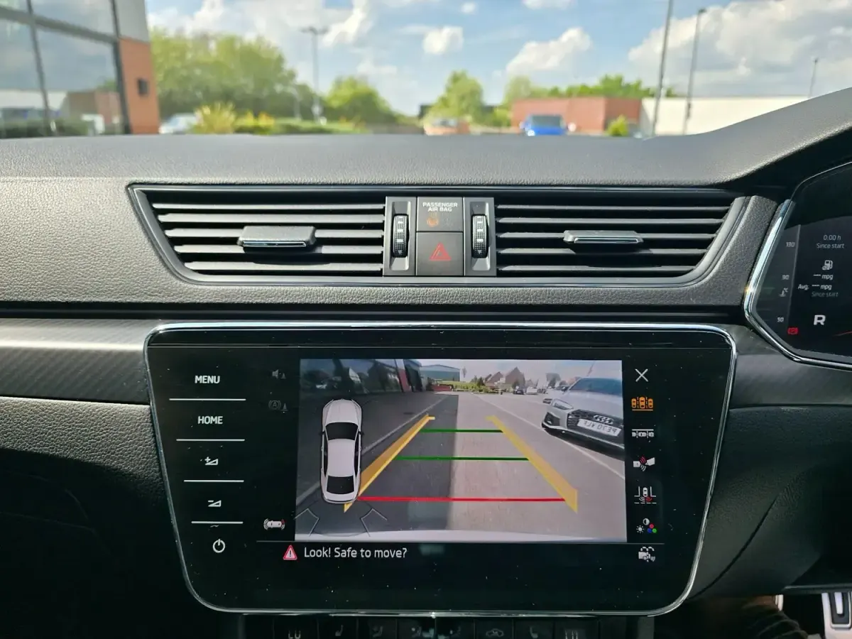 Usado Skoda Superb SportlinePlus 2021 Gris Utilitario