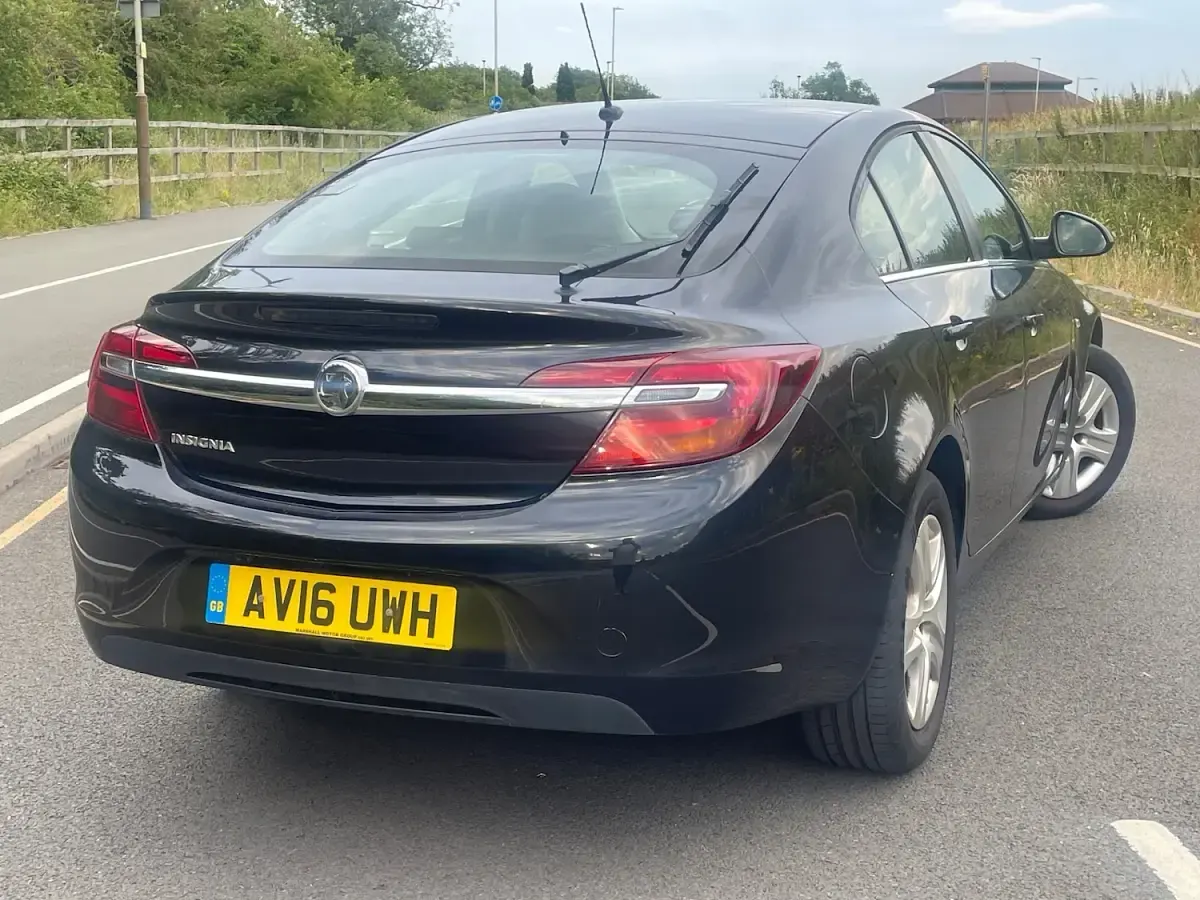 Used Vauxhall Insignia Design Edition 140 HP (102 kW) 2016 Black Hatchback